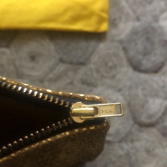 Cynthia Vincent leather embossed gold clutch NWOT comes w yellow dust cover. - Picture 4 of 12